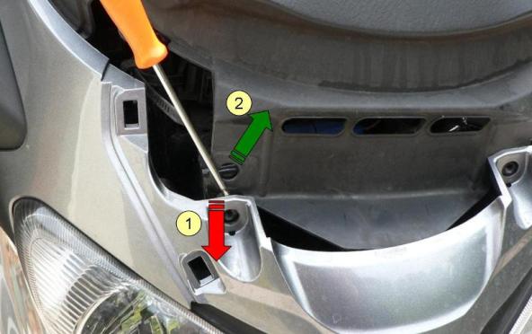 Pour dégager la partie inférieure, il est nécessaire de forcer sur la carrosserie.